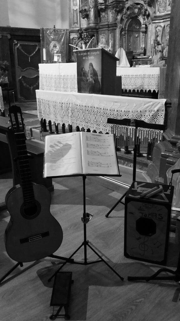 Coro presentándose en ceremonia sacra